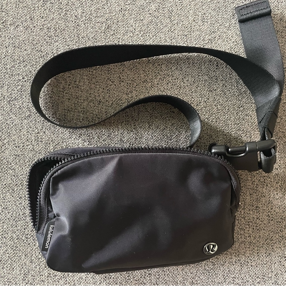 Lululemon Belt Bag in Black